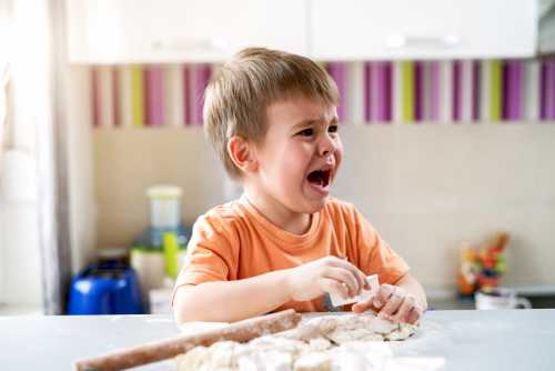 Дети часто повторяют фразы, которые говорят родители, копируют их походку и способ держать ложку за столом