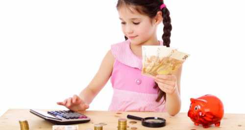 Приучите ребенка отдавать из своих карманных денег на благотворительность