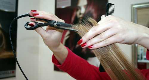 Для этого также после окончания основной стрижки парикмахер проводит ножницами по волосам, разделяя их на пряди